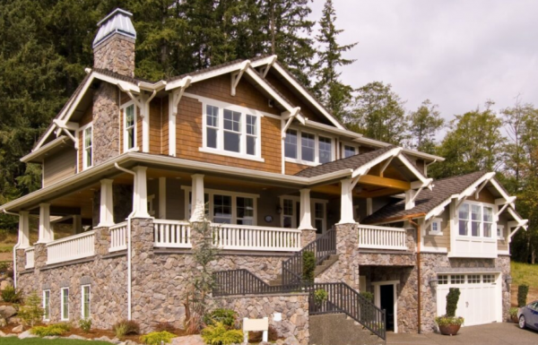 Desain rumah dengan ornamen-ornamen dekoratif yang indah di fasad bangunan